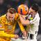 Federico Gatti dan Adam Buksa berebut bola dalam laga Coppa Italia antara Juventus vs Udinese di Turin, 3 Desember 2025. (Fabio Ferrari/LaPresse via AP)