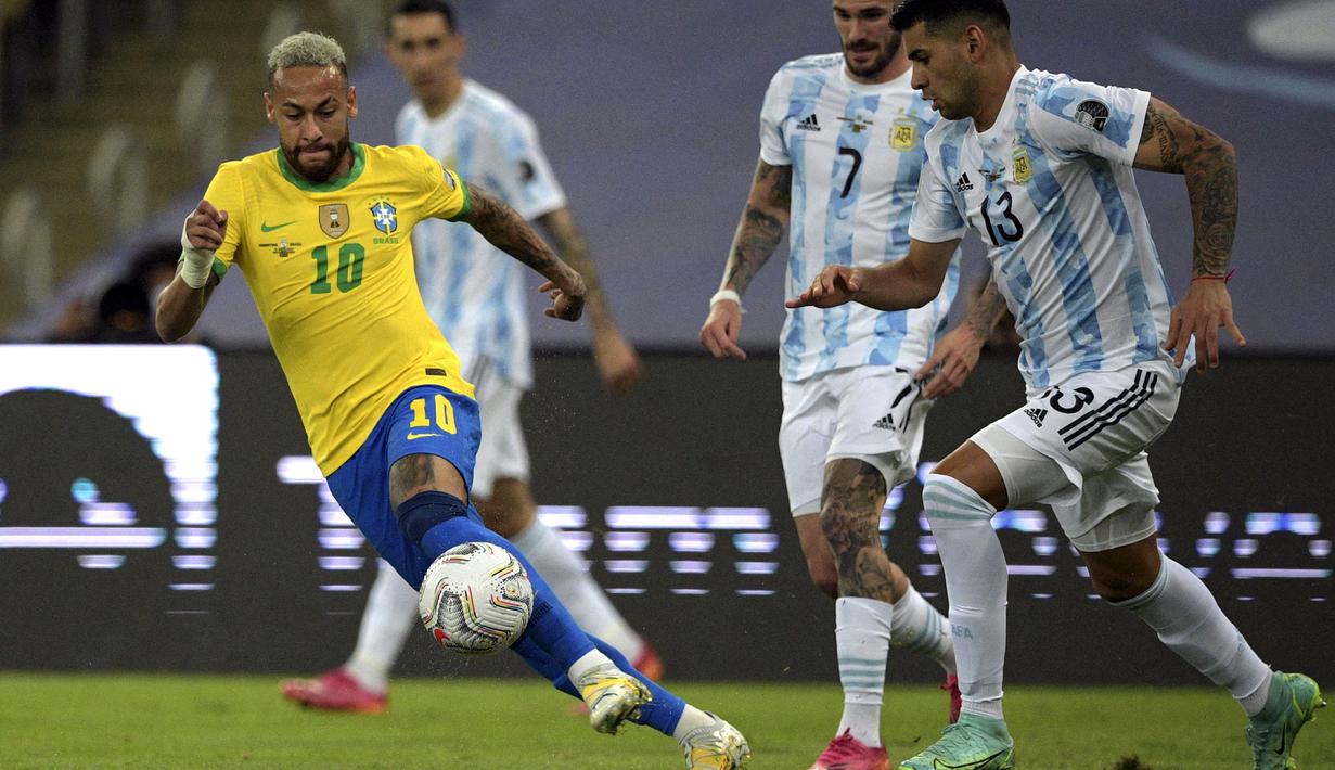 Brasil mendominasi permainan pada awal babak pertama. Peluang pertama diciptakan dari kerjasama Neymar dan Richarlison di dalam kotak pinalti ketika pertandingan berjalan 12 menit. Sayangnya bola hasil sepakannya masih dapat ditepis oleh kiper Argentina, Otamendi. (Foto: AFP/Carl De Souza)