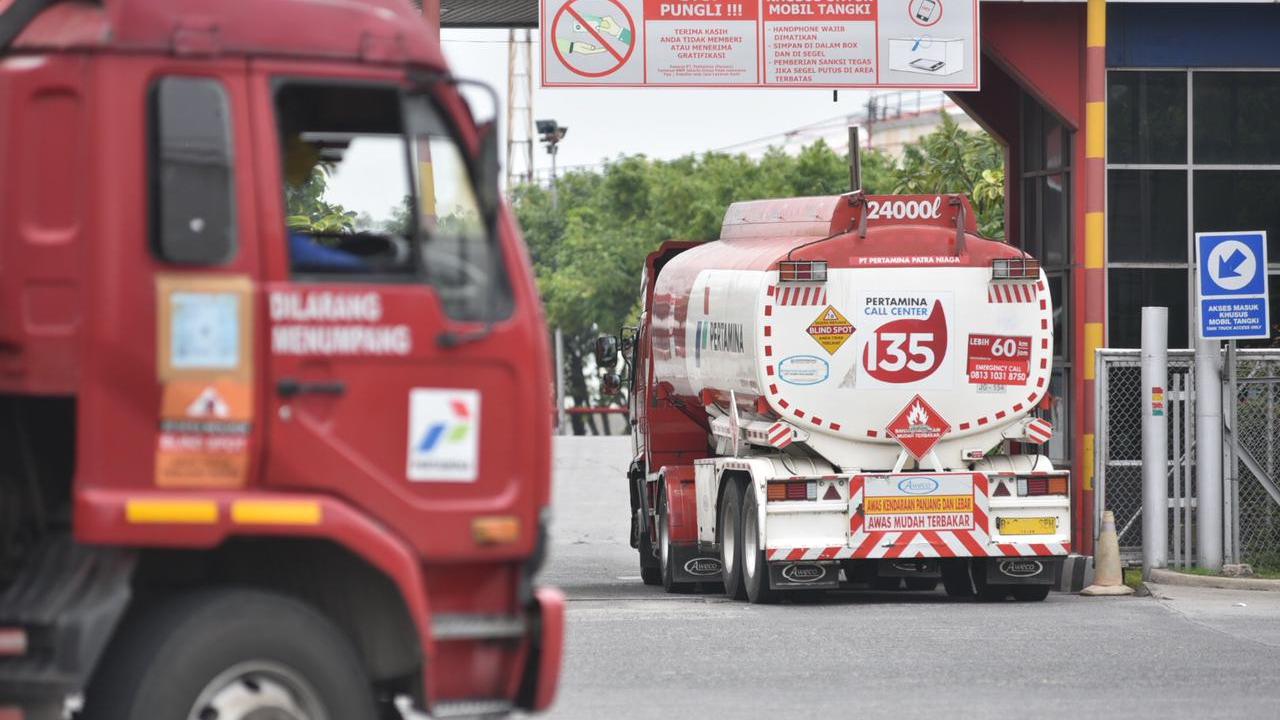 Penyaluran BBM oleh Truk Pertamina