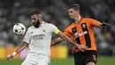 Penyerang Real Madrid Karim Benzema berebut bola dengan bek Shakhtar Donetsk Valeriy Bondar dalam matchday ketiga Grup F Liga Champions 2022/2023 di Santiago Bernabeu, Kamis dini hari WIB (6/10/2022).Tak ada gol tambahan sepanjang babak kedua. Real Madrid keluar sebagai pemenang. (AP Photo/Bernat Armangue)