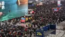 Penumpang menunggu jadwal keberangkatan mereka di Stasiun Kereta Hongqiao di Shanghai pada Senin (20/1/2020). China berada di tengah-tengah kesibukan migrasi manusia tahunan ketika jutaan orang pulang ke kampung halaman mereka untuk menikmati libur Tahun Baru Imlek. (HECTOR RETAMAL/AFP)