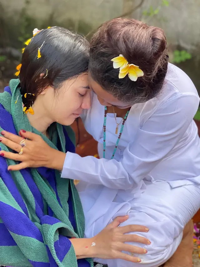 7 Potret Pevita Pearce saat Ritual di Bali, Jalani Penyembuhan Trauma