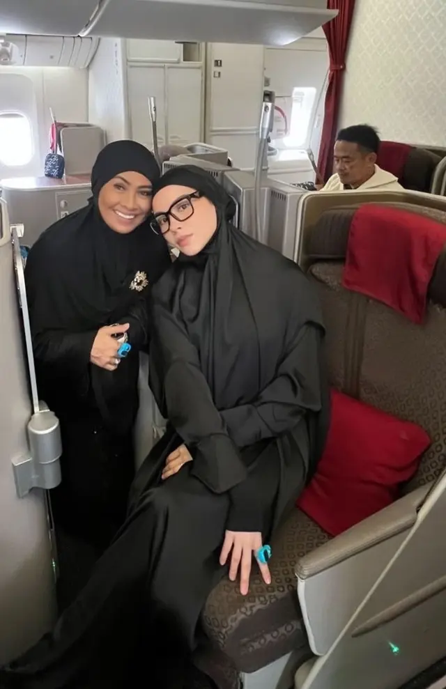 7 Potret Alyssa Daguise umrah bareng ibunda, tepis kabar beda keyakinan dengan Al Ghazali