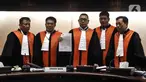 Wakil Ketua Mahkamah Partai DPP Gerindra Wihadi Wiyanto (tengah) bersama pimpinan majelis menunjukkan dokumen saat rapat pemecatan Mohamad Taufik sebagai kader Partai Gerindra di DPP Gerindra, Ragunan, Jakarta Selatan, Selasa (7/6/2022). Gerindra memecat Taufik karena dinilai menyalahi kesepakatan sidang pada Februari lalu, tidak loyal, dan kerap bermanuver di luar jalur kebijakan partai. (Liputan6.com/Johan Tallo)