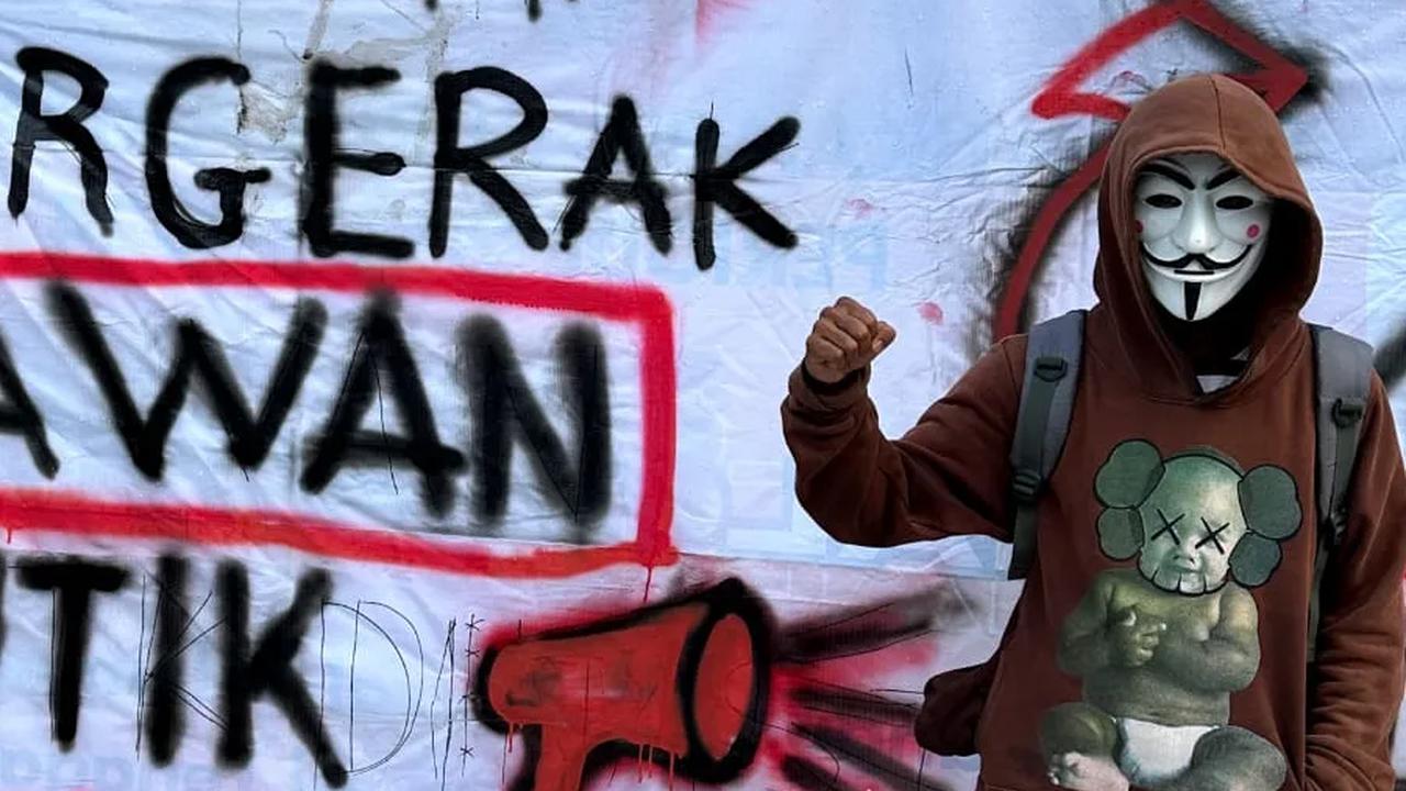 Aksi ini juga dihadiri para tokoh masyarakat, dosen, budayawan hingga seniman.