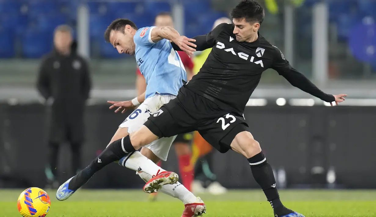 Bek Lazio Stefan Radu berebut bola dengan gelandang Udinese Ignacio Pussetto pada pekan ke-15 Liga Italia di Olimpico Stadium, Jumat (3/12/2021). Lazio harus puas berbagi poin setelah ditahan imbang Udinese 4-4. (AP Photo/Gregorio Borgia)