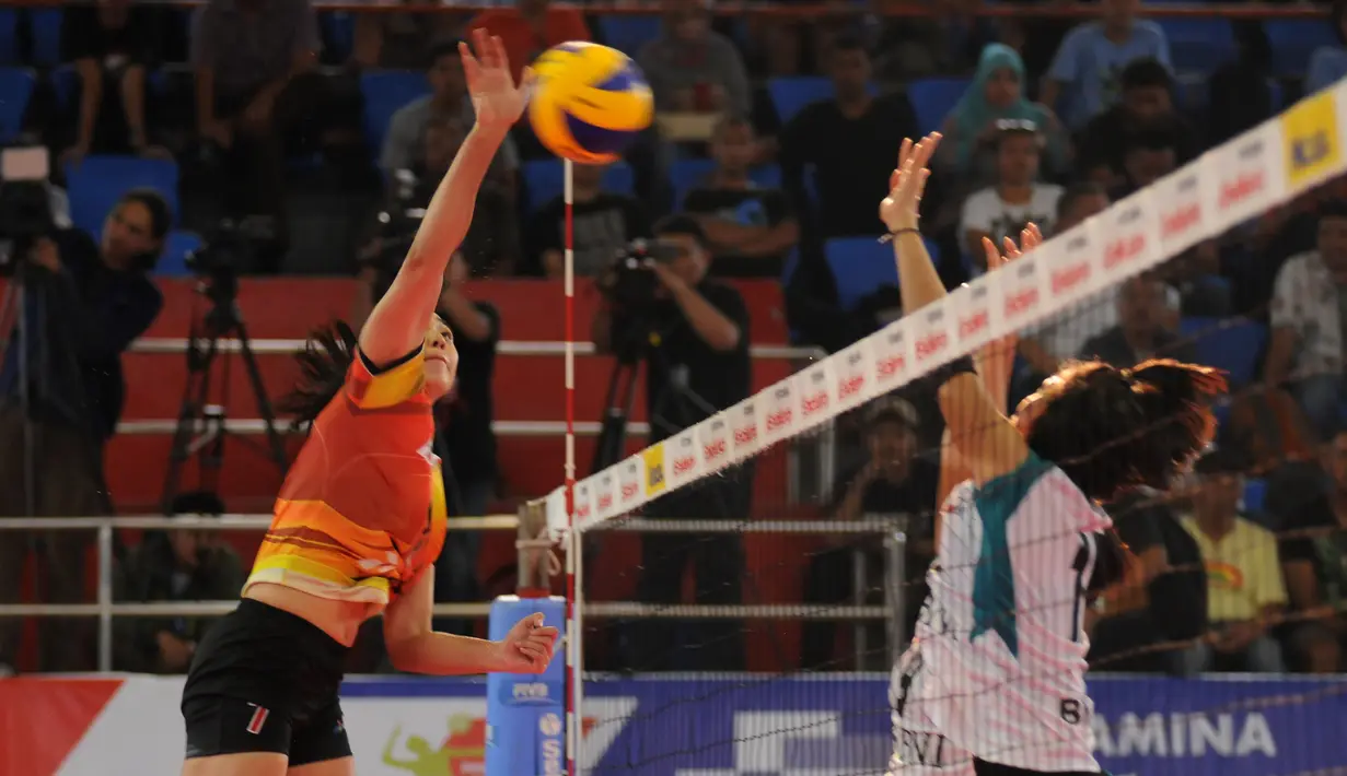 Pemain putri Pertamina Energi, Amalia (kiri) melakukan smesh saat berlaga melawan Jakarta BNI 46 di laga putaran kedua pekan ketiga Pertamina Proliga 2015 di Hall A GBK Senayan, Jakarta, Jumat (20/3/2015). (Liputan6.com/Helmi Fithriansyah)