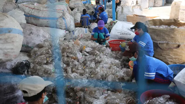 Pengolahan sampah plastik.