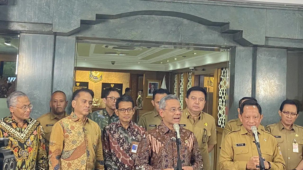 Menteri Keuangan (Menkeu) Suahasil Nazara menemui Menteri Dalam Negeri (Mendagri) Tito Karnavian.