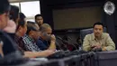 Menteri Pemuda dan Olahraga, Imam Nahrawi (kanan) saat melakukan pertemuan dengan 18 klub PSSI dan PT Liga Indonesia di Kantor Kemenpora, Jakarta, (27/4/2015). Pertemuan berlangsung tertutup dan berakhir tanpa keputusan. (Liputan6.com/Helmi Fithriansyah)