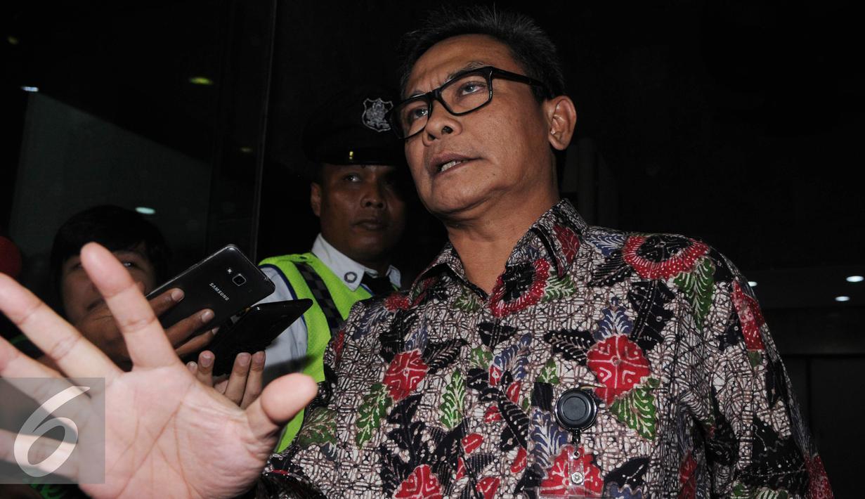 Jubir Presiden Joko Widodo, Johan Budi menjawab pertanyaan wartawan di KPK, Jakarta, Jumat (11/11). Kedatangan Johan untuk menghadiri acara ulang tahun wadah pegawai KPK. (Liputan6.com/Helmi Afandi)