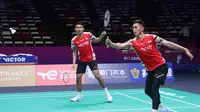 Pasangan ganda putra Fajar Alfian/Muhammad Rian Ardianto membawa Indonesia untuk sementara unggul 1-0 atas Inggris pada laga Grup D Piala Sudirman 2025.&nbsp;Fajar/Rian menang atas&nbsp;Rory Easton/Alex Green dengan skor identik 21-11 dan 21-11 di Xiamen Fenghuang Gymnasium, Minggu (27/4).&nbsp;(foto: PBSI)
