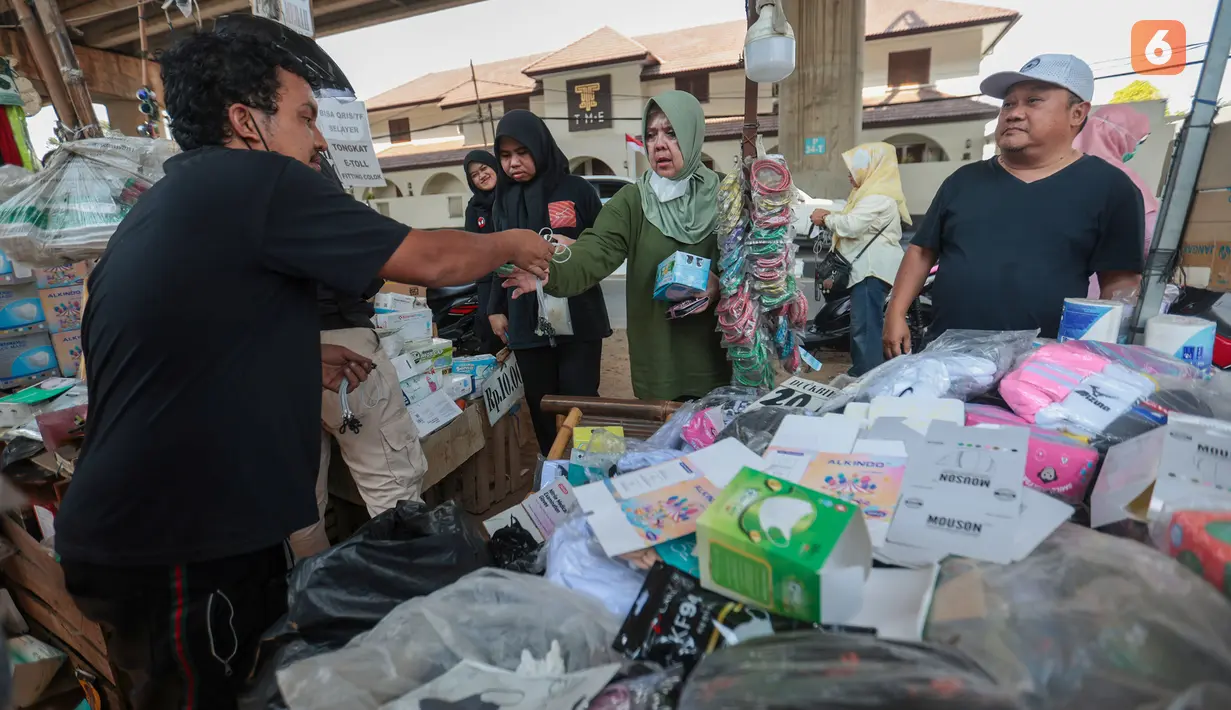 Aktivitas jual beli masker berlangsung di kawasan bawah Tol Andara, Jakarta Selatan, saat warga bersiap menghadapi dampak sebaran abu vulkanik, Minggu (6/9/2026). (KLY/Budy Santoso)
