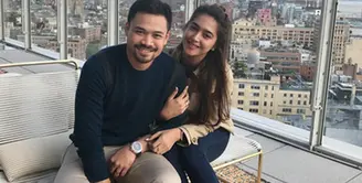 Kebahagiaan tengah menyelimuti pasangan Nabila Syakieb dan Reshwara Argya Radinal. Dalam akun instagram, pemain sinetron itu tengah mengandung anak pertamanya. (Instagram/nsyakieb85)