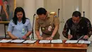 Pemprov DKI Jakarta melakukan penandatanganan nota kesepahaman (MoU) dengan Badan Penyelenggara Jaminan Sosial (BPJS) Kesehatan dan BPJS Ketenagakerjaan,di Balai Kota, Jakarta, Rabu (1/4/2015).  (Liputan6.com/Herman Zakharia)