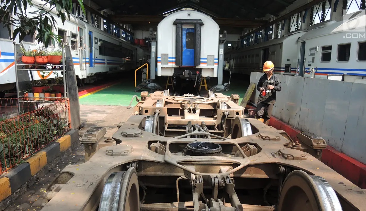 Petugas melakukan perbaikan pada gerbong kereta api di Depo Kereta Poncol Semarang, Kamis (31/5). PT KAI terus mengebut perbaikan gerbong kereta api yang akan digunakan untuk mengangkut pemudik Lebaran Idul Fitri 1439 Hijriyah. (Liputan6.com/Gholib)