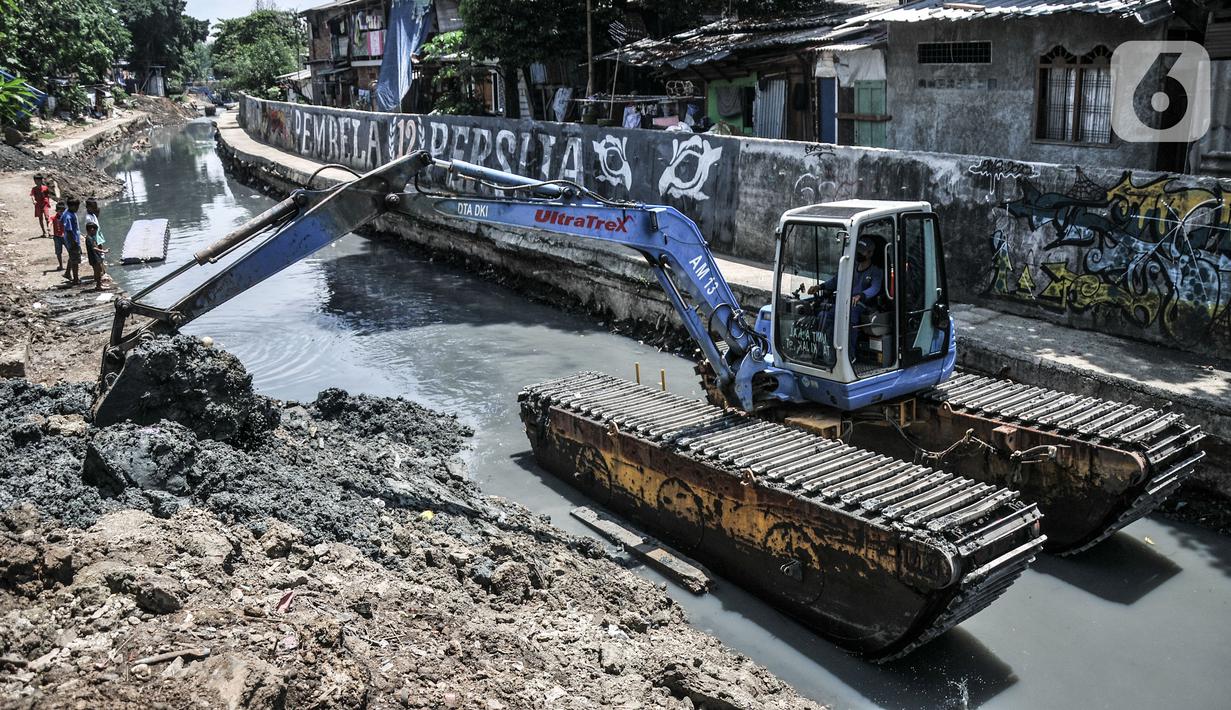Petugas Sudin SDA Jakarta Pusat menggunakan alat berat saat pengerukan lumpur di Kali Sentiong, Kecamatan Johar Baru, Rabu (22/9/2021). Pengerukan lumpur Kali Sentiong sekaligus mencegah banjir di kawasan tersebut yang kerap terjadi saat musim hujan. (merdeka.com/Iqbal S. Nugroho)