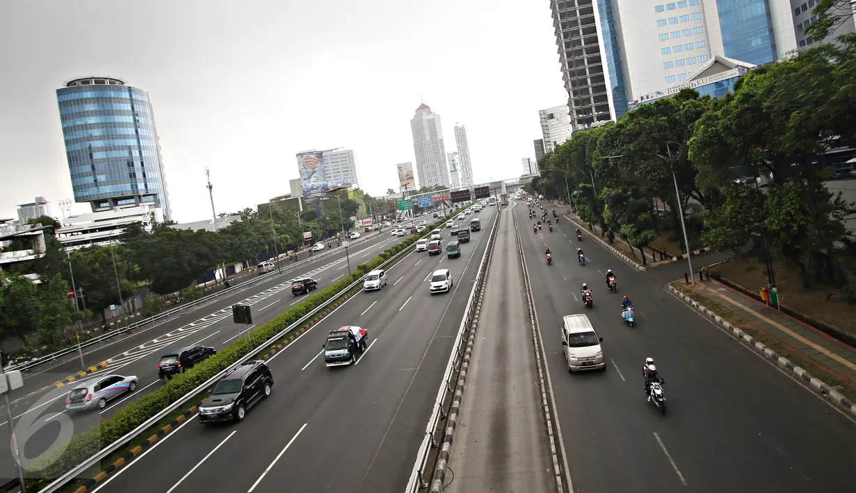 Kondisi arus lalu lintas di jalan protokol kawasan Mampang, Jakarta, Kamis (5/5). Libur panjang yang dimulai hari ini hingga beberapa hari ke depan membuat sejumlah ruas di Ibu Kota Jakarta dan sekitarnya bebas macet. (Liputan6.com/Immanuel Antonius)