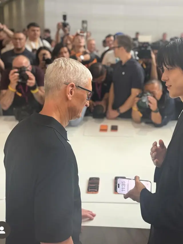 Yunho ATEEZ terlihat akrab ngobrol bersama Tim Apple.  [@yunou._.u]