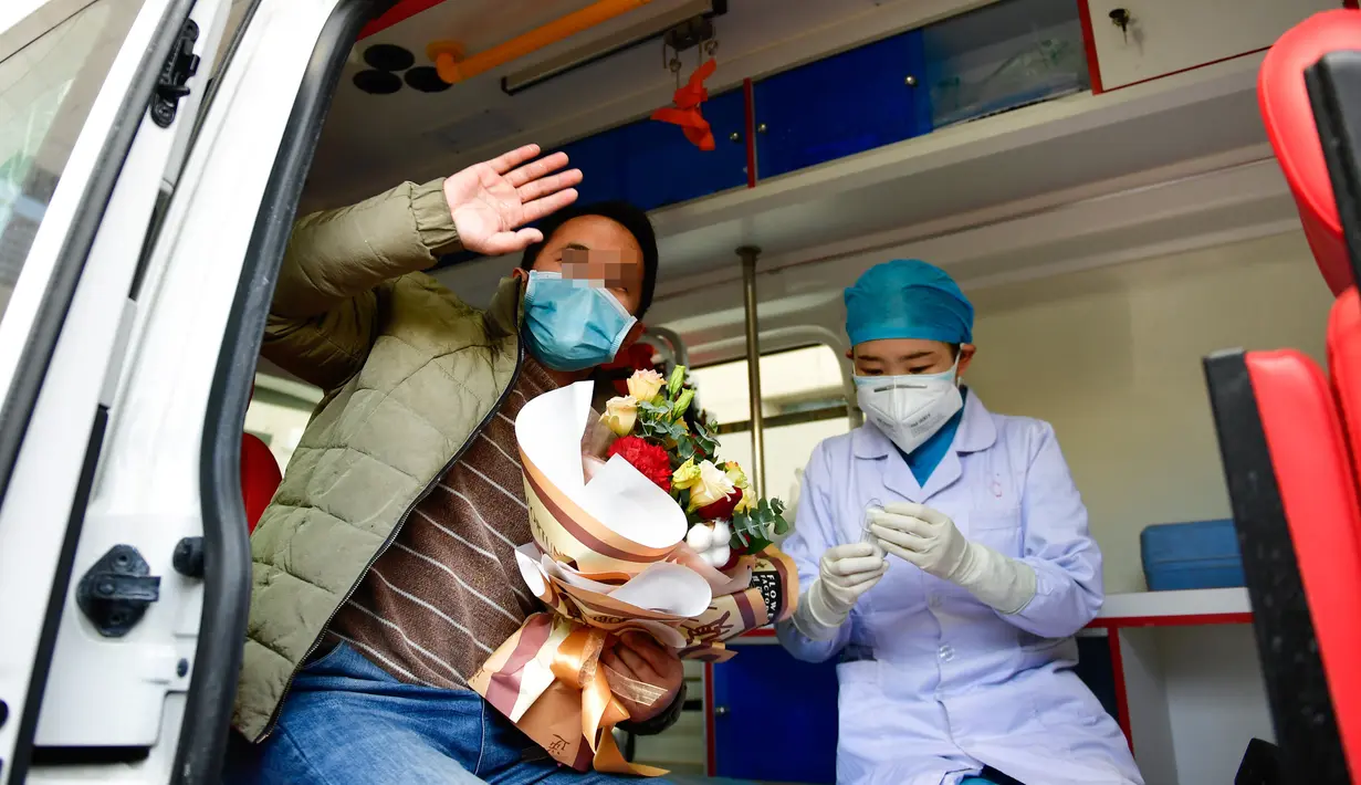 Pasien melambaikan tangan di Rumah Sakit Umum Rakyat Keempat Provinsi Qinghai di Xining, Provinsi Qinghai, China (21/2/2020). Sejauh ini, total 18 orang yang dipastikan terinfeksi coronavirus di provinsi tersebut berhasil disembuhkan dan diizinkan meninggalkan rumah sakit. (Xinhua/Zhang Long)