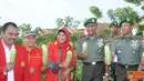 Citizen6, Sidrap: Mayjen TNI Muhammad Nizam yang didampingi Asisten Teritorial Kodam VII Kol Inf M Shokir dan Wakil Rektor III Ir Nasaruddin Salam, menyaksikan terong dan ubi raksasa, di kebun Kodim Sidrap, Senin (30/7). (Pengirim: Abdi Mantaring).
