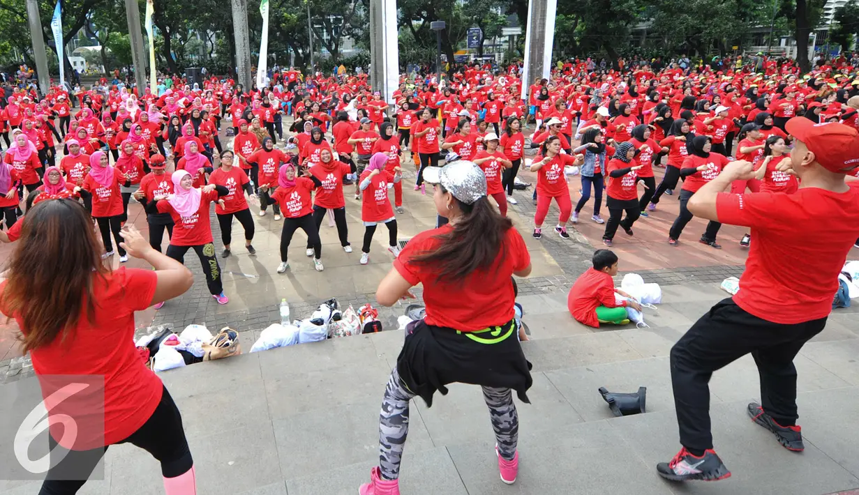 Peserta saat mengikuti senam bersama yang digelar Persani di Plaza Selatan Gelora Bung Karno (GBK), Minggu (5/2). Acara ini diisi dengan kegiatan senam kolosal yang dihadiri 1.500 peserta dari berbagai klub senam di Indonesia. (Liputan6.com/Yoppy Renato)