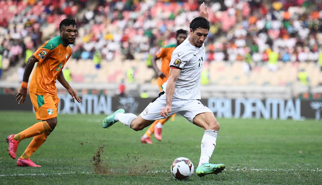 Sejak awal pertandingan, kedua tim sama-sama bermain menekan dan menebar ancaman. Sempat dikejutkan dengan tendangan Franck Kessie dari luar kotak penalti di menit ketiga, Mesir membalas serangan lewat tembakan Omar Marmoush (kanan) yang membentur tiang gawang. (AFP/Charly Triballeau)
