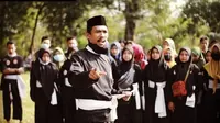 Ketua Perguruan Pencak Silat Melati Putih Cabang Pati, Agus Widodo, menginstruksikan ribuan para pendekar silat binaannya untuk menjaga Kamtibmas menyikapi konflik yang terjadi diberbagai daerah. (Liputan6.com/Arief Pramono)