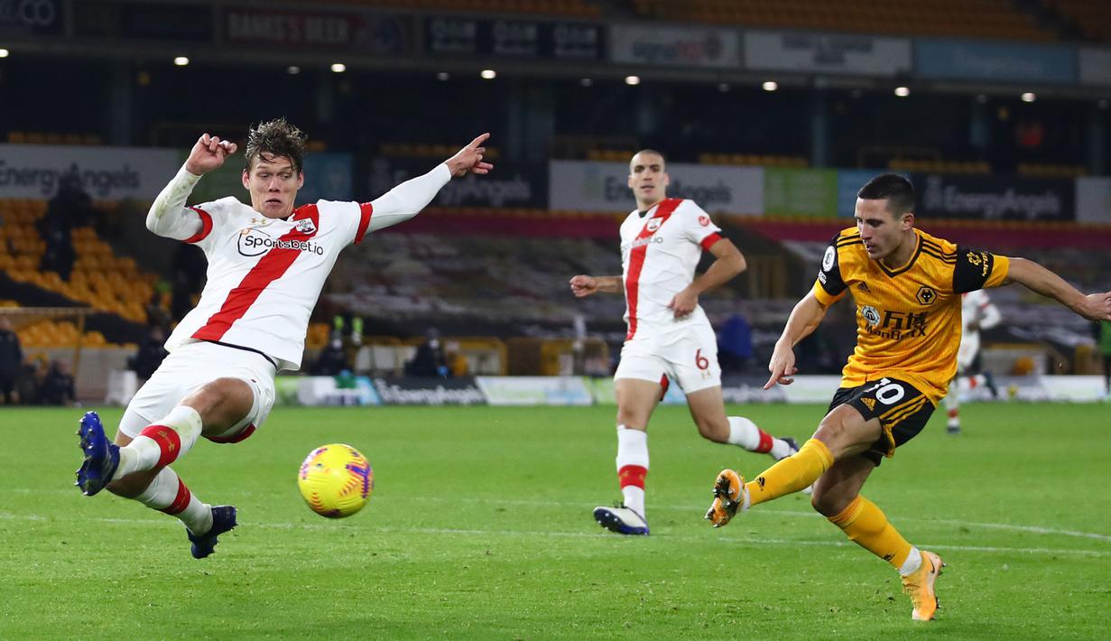 Gelandang Wolverhampton Wanderers, Daniel Podence, berebut bola dengan bek Southampton, Jannik Vestergaard, pada laga lanjutan Liga Inggris di Molineux Stadium, Selasa (24/11/2020) dini hari WIB. Wolverhampton imbang 1-1 menghadapi Southampton. (AFP/Michael Steele/pool)
