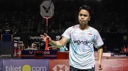 Aksi Anthony Ginting saat melawan wakil Belgia, Julien Carraggi pada babak 32 besar Indonesia Masters 2026 di Istora Senayan, Jakarta, Rabu (21/1/2026). (Bola.com/Abdul Aziz)