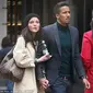 Helen Flanagan dan Sinclair berjalan santai di sebuah mal (Daily Mail.co.uk)