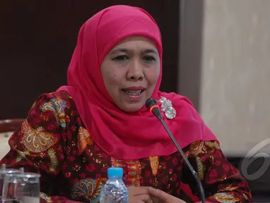 Menteri Sosial Khofifah memaparkan kepada perwakilan 12 Bupati dan Walikota mengenai pembagian “kartu sakti”, Jakarta, Kamis (23/4/2015). Pemerintah berencana menyalurkan "kartu sakti" tahap kedua pada 27 April mendatang. (Liputan6.com/Johan Tallo)