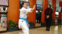 Salah satu atlet karate Aldhea Azarina Bharata (11) memergakan jurus katagori yang akan di lombakan di Portugal dihadapan Bupati Banyuwangi Ipu Fiestiandani (Istimewa)