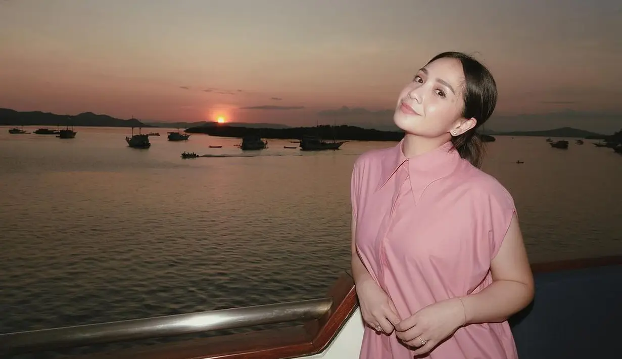 Wajahnya tampil dipulas dengan complexion tipis dan glowing.  [@raffinagita1717].