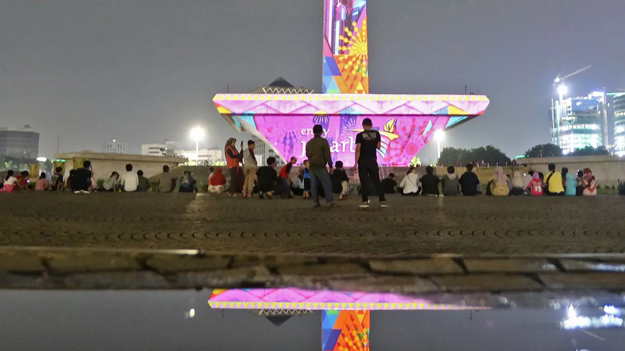 Melihat Pertunjukan Video Mapping di Monas