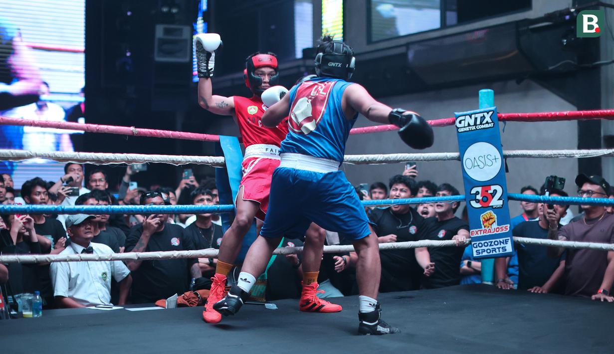 Gaga Muhammad (kiri) berduel dengan Raja 'Big Hecaa' pada ajang bertajuk University Boxing League (UBL) yang berlangsung di Embassy Lounge Jakarta, Senayan, Jumat (20/9/2024) malam WIB. (Bola.com/Abdul Aziz)