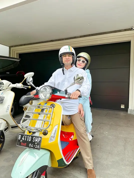 Raffi Ahmad bergaya semi formal saat nyoblos Pilkada 2024. Mengendarai Vespa, Raffi padukan kemeja putih lengan panjang dan celana cokelat [@raffinagita1717]