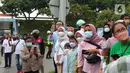 Sejumlah masyarakat mengiringi kepulangan jenazah Emmeril Kahn Mumtadz atau Eril saat iring-iringan ambulan keluar dari Bandara Soekarno-Hatta, Minggu (12/6/2022). Ridwan Kamil langsung membawa jenazah Eril menuju Bandung Jawa Barat untuk di makamkan. (Liputan6.com/Angga Yuniar)