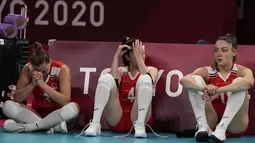 Reaksi para pemain Turki setelah timnya kalah dari Korea Selatan dalam pertandingan perempat final bola voli putri di Olimpiade Musim Panas 2020 di Tokyo, Jepang, Rabu (4/8/2021). Turki kalah 2-3 (25-17, 17-25, 26-28, 25-18, 13-15) atas Korea Selatan. (AP Photo/Frank Augstein)