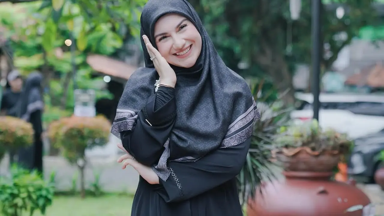 6 Model Gamis Hitam Elegan Irish Bella dan Setelan Hijabnya