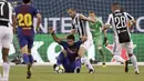 Bintang Barcelona, Luis Suarez (bawah) merupakan salah satu pemain mahal dengan nilai jual di pasaran sekitar 90 juta euro. (AP/Julio Cortez)