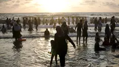 Sejumlah warga Palestina menikmati liburan di pantai Tel Aviv, Israel, Minggu (19/7/2015). Selama Idul Fitri, pemerintah Israel mengizinkan warga Palestina untuk berwisata di sepanjang garis pantai Mediterania. (REUTERS/Baz Ratner)
