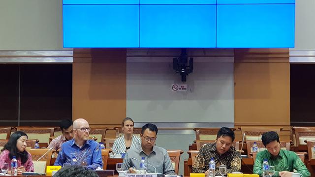 Vice President of Public Policy Facebook Asia Pacific Simon Milner dan Kepala Kebijakan Publik Facebook Indonesia Ruben Hattari di hadapan anggota Komisi I DPR RI. (Liputan6.com/ Agustin Setyo W).