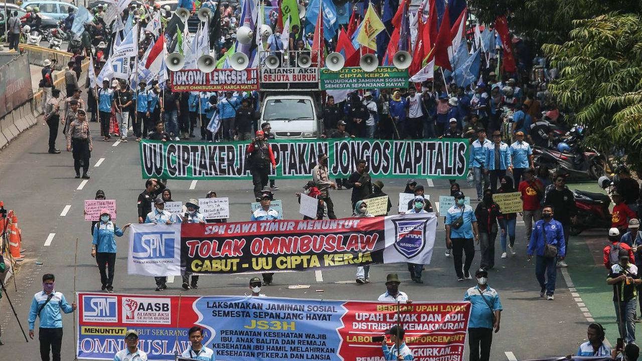 Aksi massa yang membawa dua mobil komando yang dilengkapo pengeras suara ini juga mendapat pengawalan ketat dari aparat kepolisian.