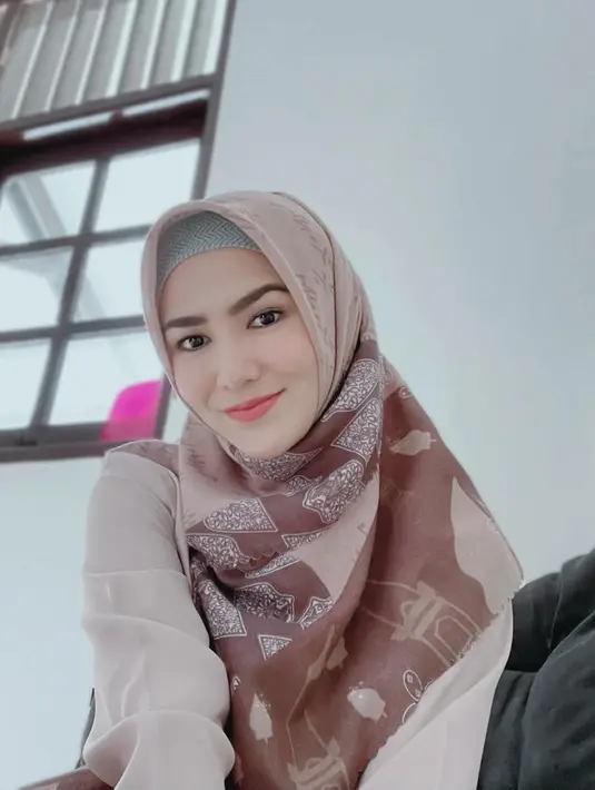 Masayu Clara sendiri cukup sering mengunggah gaya penampilannya saat mengenakan hijab di berbagai kesempatan. Penampilan pemain sinetron Emak Ijah Pengen ke Mekah saat mengenakan hijab ini banjir pujian.(Liputan6.com/IG/@masayuclara)