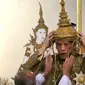 Maha Vajiralongkorn mengenakan mahkota ketika dinobatkan sebagai Raja Thailand dengan gelar Rama X dari Dinasti Chakri di Istana Negara, Bangkok, Sabtu (4/5/2019). Upacara penobatan ini akan berlangsung hingga Senin, 6 Mei 2019. (Photo by Thai TV Pool /Thai Tv Pool/AFP)