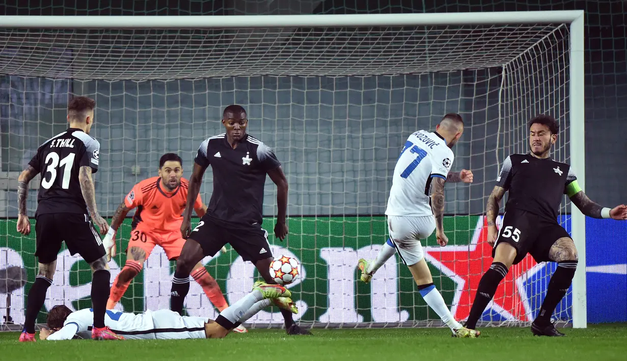 Inter baru membuka keunggulan 1-0 pada babak kedua di menit ke-54. Sepakan keras Marcelo Brozovic usai mengecoh dua pemain Sheriff bersarang telak di gawang Sheriff yang dijaga Georgios Athanasiadis. (AFP/Sergei Gapon)
