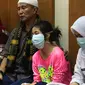 Zanette Kalila Azaira (13), menghadiri salat jenazah tiga korban pembunuhan Pulomas di Masjid At Taubah, Pulomas, Kayuputih, Jakarta, Rabu (28/12). Zanette merupakan satu dari lima yang selamat atas pembunuhan sadis Pulomas. (Liputan6.com/Faizal Fanani)