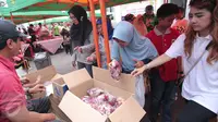 Warga tengah membeli daging murah di Jakarta, Minggu (21/2). Kementerian Pertanian (Kementan) bersama PT Berdikari (Persero) menggelar operasi pasar dengan penjualan paket daging sapi lokal terjangkau. (Liputan6.com/Angga Yuniar)
