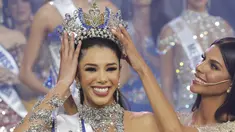 Thalia Olvino dari Delta Amacuro tersenyum saat menerima mahkota Miss Venezuela 2019 di Caracas, Venezuela (1/8/2019). Wanita 19 tahunu akan mewakili Venezuela  untuk Miss Universe tahun ini. (AP Photo/Ariana Cubillos)